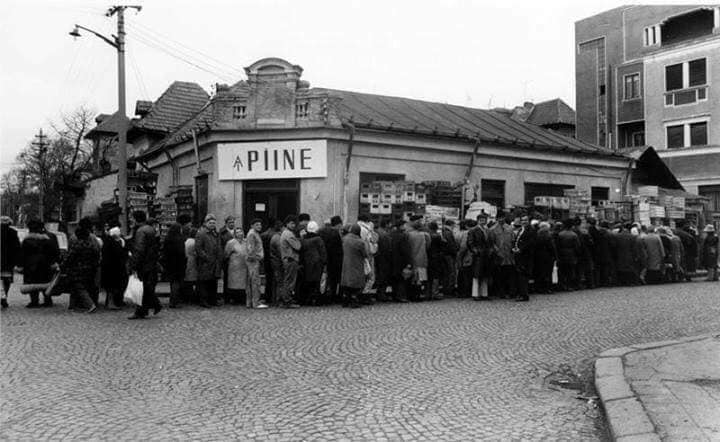 Locuitori la coadă pentru pâine în anii ’80 – supraîncărcarea spațiului locativ era comună, după cum arată și procentajul mare de locuințe supraaglomerate în comunism. Imagine ilustrativă (fotografie de arhivă).